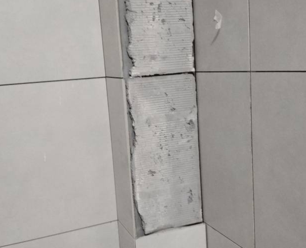 崇义瓷砖空鼓维修公司分享下瓷砖施工前基层浇水润湿程度不足，可能导致以下问题